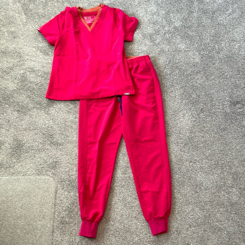Figs size small ultra rose Mari skinny jogger and Oran slim scrub top.